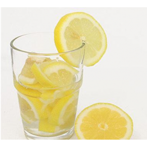 喝柠檬水时，身体会发生什么变化？营养师：10个健康好处